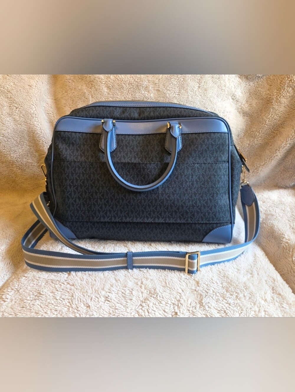 Michael Kors Extra Large Weekender Bag - Picture 3 of 16